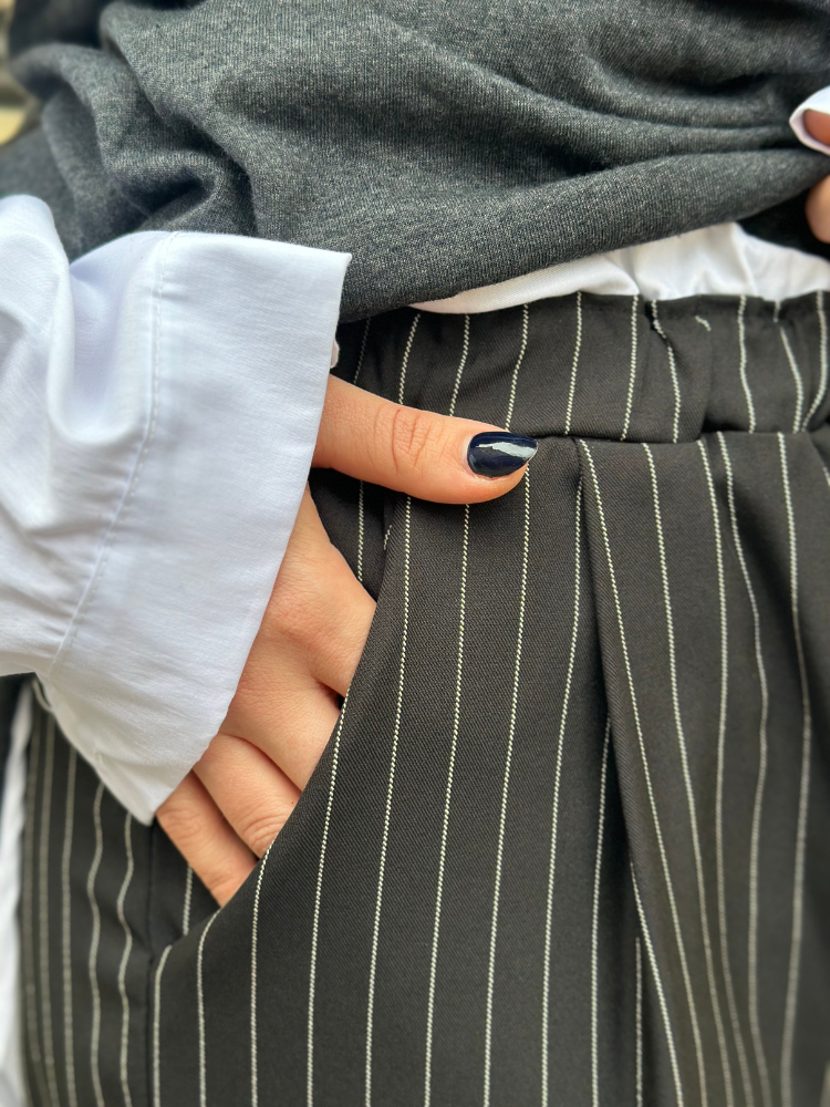 Pantalon ample noir fines rayures blanches. Pantalon taille élastique bord blanc. Mademoiselle Louise.