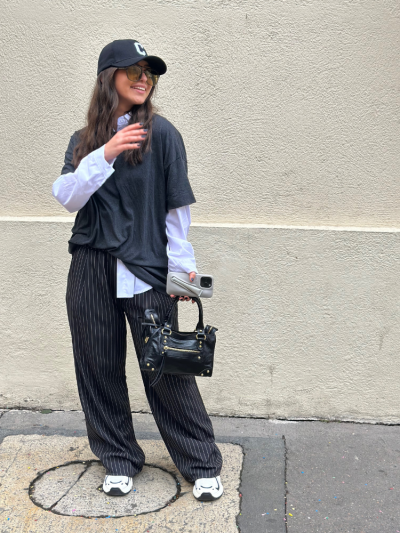 Pantalon ample noir fines rayures blanches. Pantalon taille élastique bord blanc. Mademoiselle Louise. 2