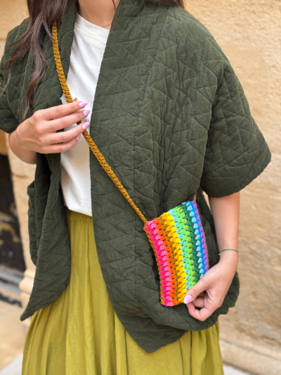 Petite pochette en crochet multicolore pour le téléphone et sa bandoulière réglable avec un noeud. Melle Louise. 2