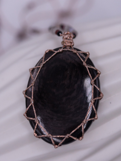 Collier Rakhi me, petit talisman Laz Hyperstène métal composé de plusieurs pierres : grenat, labradorite et onyx noir