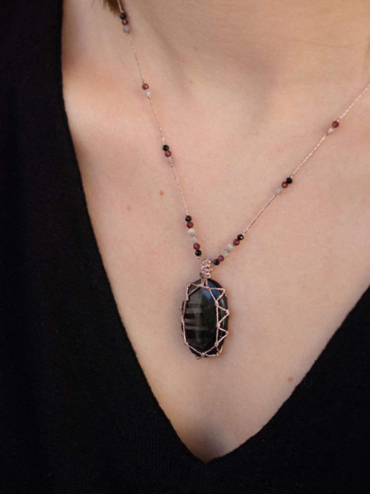 Collier Rakhi me, petit talisman Laz Hyperstène métal composé de plusieurs pierres : grenat, labradorite et onyx noir