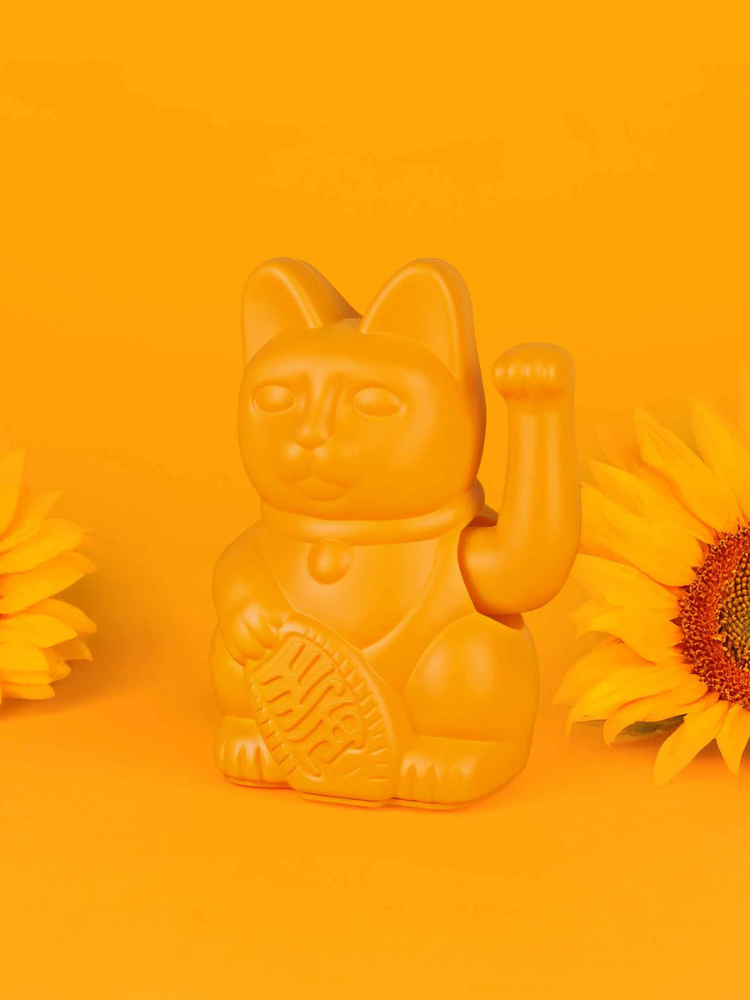 Chat chanceux jaune profond