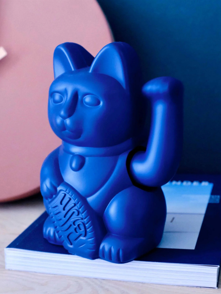 Chat chanceux bleu foncé