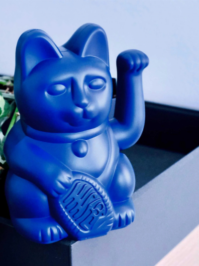 Chat chanceux bleu foncé