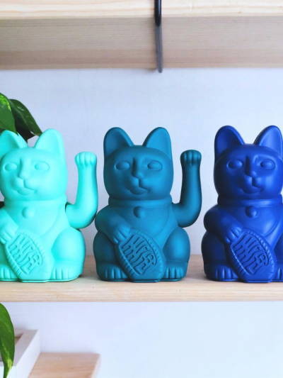 Chat chanceux bleu foncé