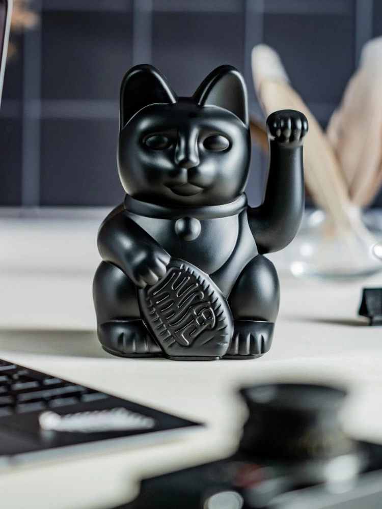 Chat chanceux noir