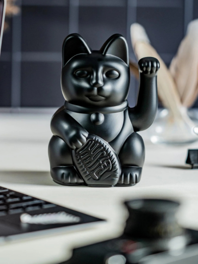 Chat chanceux noir